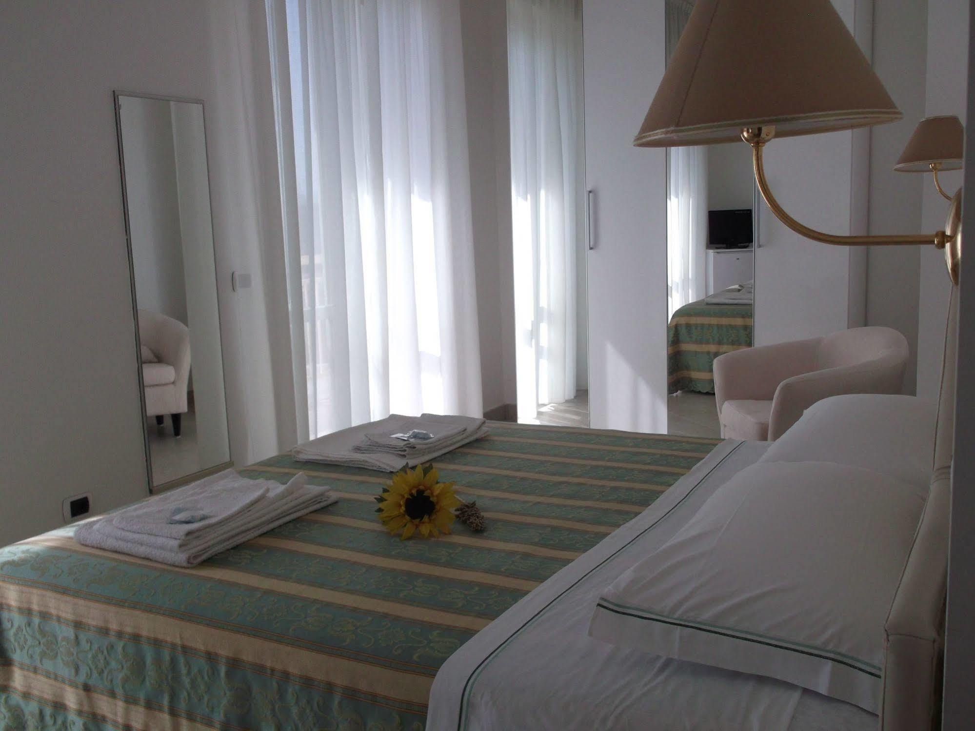 Hotel Carlton Beach リミニ エクステリア 写真